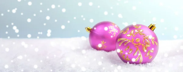 Natale o Capodanno banner festivo con due palle di Natale rosa sulla neve su sfondo innevato leggero con spazio copia . — Foto Stock