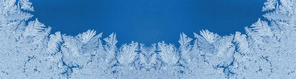 Banner de Natal ou Ano Novo com padrão congelado natural de inverno com espaço de cópia na cor moderna 2020 Classic Blue . — Fotografia de Stock
