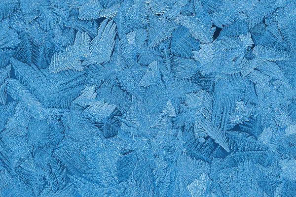 Рождественский фон или обои в модный цвет 2020 Classic Blue. Красивый зимний мороз на оконном стекле . — стоковое фото