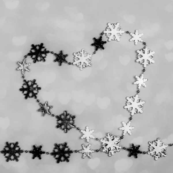 Kreatywne czarno-białe tło Walentynki. Serce błyszczących metalowych płatków śniegu w kształcie serca. — Zdjęcie stockowe