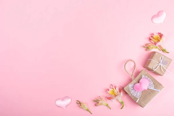 Dekorative Weidenhandtasche, Geschenkbox, rosa Herzen, Alstroemeria-Blumen auf rosa Hintergrund. Valentinstag-Attrappe. — Stockfoto