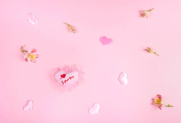 バレンタインデー,レディースデー,母の日ピンクの心でレイアウト, Alstroemeria花,言葉で柔らかいパッド私はあなたを愛しています. — ストック写真