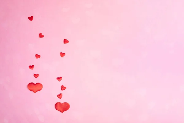 День святого Валентина праздничный розовый фон с сердцами боке и красные сердца на нем. пространство . — стоковое фото