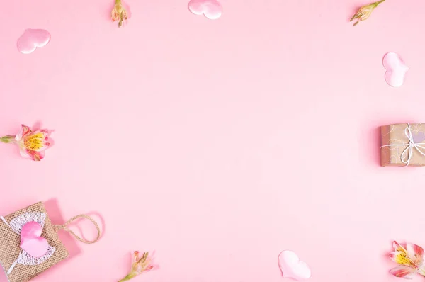 Рамка плетеної сумочки, подарункова коробка, рожеві серця, квіти альстромерії на рожевому тлі. Святкове планування дня святого Валентина . — стокове фото