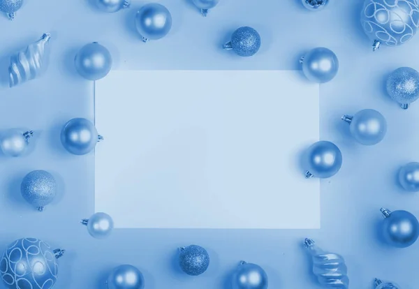 Mockup festivo laico piatto di palle di Natale con foglio bianco per il testo alla moda 2020 Classic Blue . — Foto Stock