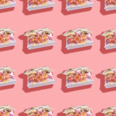 Hediye kutularının kusursuz deseni Furoshiki 'de tekstile sarılı ve pembe üzerinde çiçekler ve gölgeler olan moda.. 