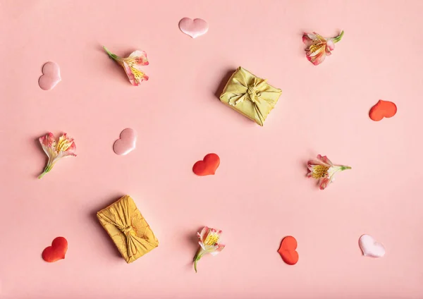 風呂敷技術ギフトボックスに包まれた流行のバレンタインデーの背景、花｜Alstroemeria and hearts on pink.. — ストック写真
