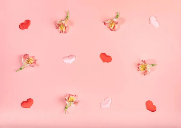 花のバレンタインデーの背景ピンクの花のアルストロメリアと小さな繊維の心。トップビュー、フラットレイアウト、クールリング. — ストック写真