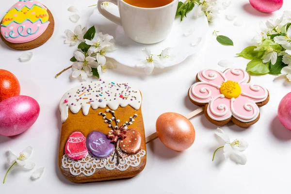 Close Easter Festive Gingerbreads Easter Cake Flower Funny Egg Colored — Stock Photo, Image