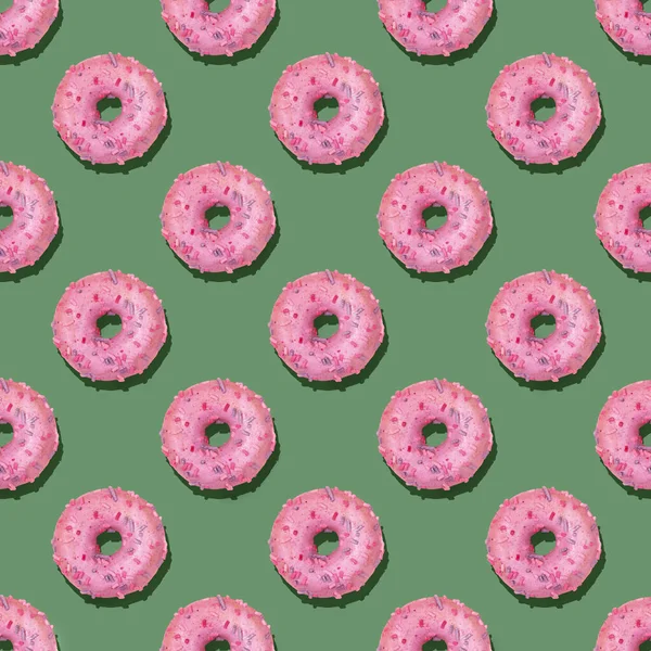 Trendiges quadratisches, nahtloses Muster traditioneller Donuts mit fliederfarbener Glasur auf ruhigem grünem Hintergrund. Harte Schatten. — Stockfoto