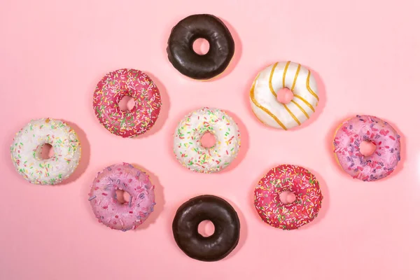 Rosquillas Con Esmalte Multicolor Forma Rombo Sobre Fondo Rosa Moda —  Fotos de Stock