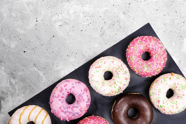 Papel Embrulho Preto Com Ordenadamente Dispostos Sobre Ele Donuts Tradicionais — Fotografia de Stock