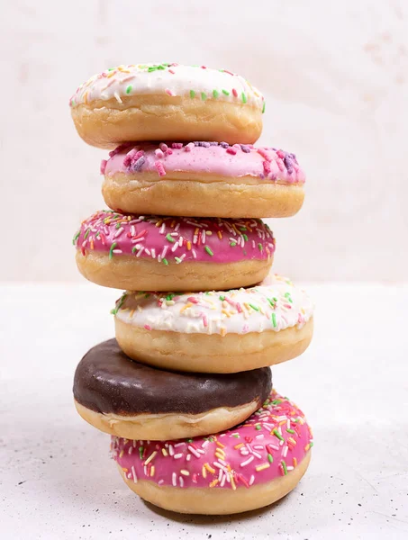 Montón de seis rosquillas tradicionales con esmalte multicolor sobre fondo blanco. Primer plano . — Foto de Stock