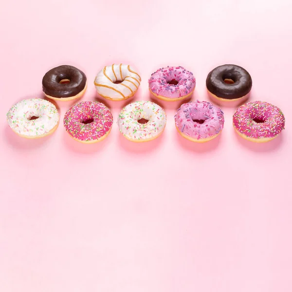 Пончики Разноцветной Глазурью Выложены Модном Розовом Фоне Пончики Традиционная Сладкая — стоковое фото