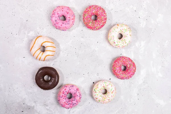 Donuts Com Esmalte Multicolorido Dispostos Círculo Sobre Fundo Concreto Cinza — Fotografia de Stock