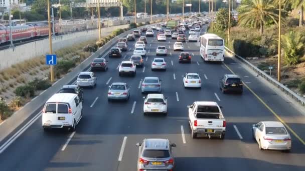 Израиль, Тель-Авив, февраль 2020: пробка на шоссе перед карантином — стоковое видео