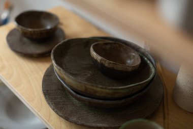 Çömlek atölyesinde yaratıcı seramik tabaklar