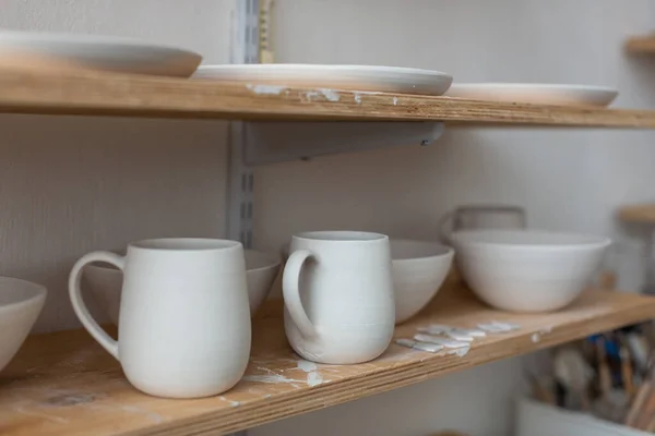 Preparaciones de cerámica para pintura, tazas y platos. Taller de cerámica — Foto de Stock