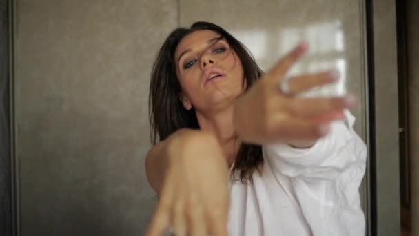 Upea brunette tanssii kätensä kameran edessä — kuvapankkivideo