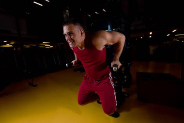 Genç fiziksel olarak güçlü bir adam paralel kavşaklarda antrenman yapıyor..