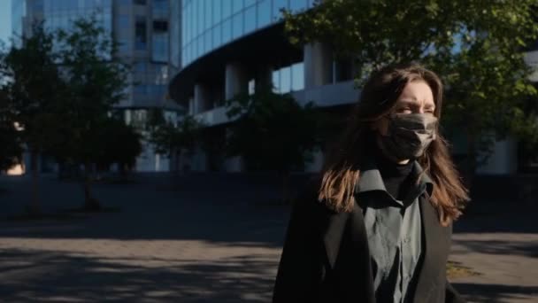 Young business lady in medical mask runs to work during epidemic — Stock Video