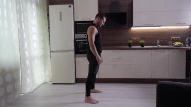 Genç sporcu, karantina nedeniyle kendi ağırlığıyla antrenman yapıyor.