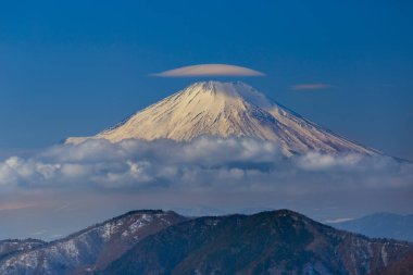 Fuji-san 'ın tepesinde mercek bulutu var. Fotoğraf Tanzawa aralıklarından çekildi..