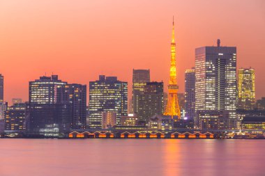 Tokyo körfezi boyunca Tokyo Kulesi 'nin aydınlanması.