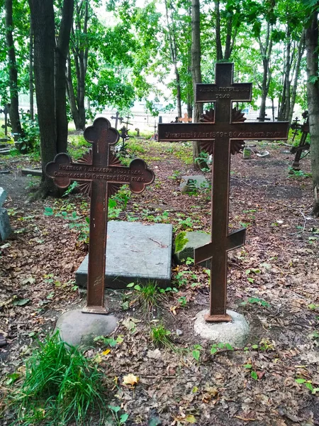 Mezarlıkta Iki Paslı Metal Haç — Stok fotoğraf