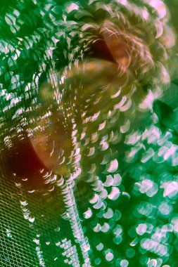 Soyut fantastik parlak yeşil, sarı, parlak arkaplan güneş ışınlarında bulanık yağmur damlaları. Tasarım, kart, metin için bokeh ile arkaplan