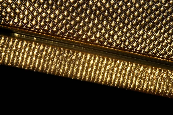 Abstracte zwarte en gouden achtergrond. Gegolfde textuur op een zwarte achtergrond. Kleurrijke textuur van golffolie. — Stockfoto