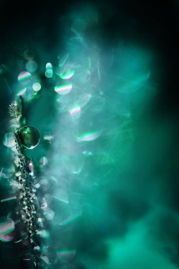 Bulanık yeşil ve sulu Bondi plajı Bokeh 'in göze çarpmayan arka planı. Güneşin altında çimlerin üzerine çiğ damlaları düşer. Tatil kartları için harika bir arkaplan