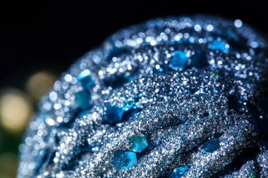 Noel soyut mavi arka plan güzel. Noel ağacı için parıldayan bir oyuncağın parçası. Metnin, tasarımın ve kartpostalların için boş alanı olan Noel arkaplanı.