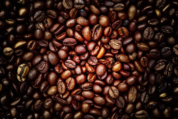 Кофейный фон. Крупный план жареных кофейных зерен — стоковое фото