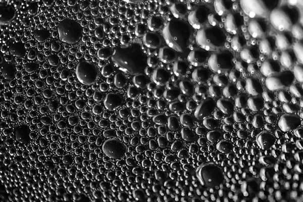 Blurred abstrato fundo preto. Gotas de água. Gotas de água são como pedras. Textura de água, pedra, pele de réptil — Fotografia de Stock