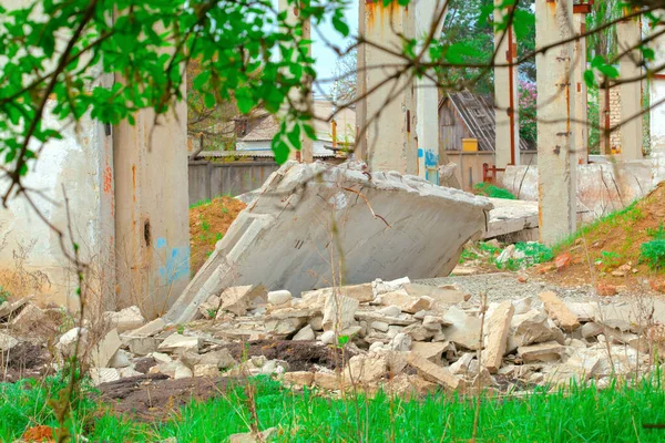 Pozostałości zniszczonych budynków, rozbitych płyt betonowych, stosów i rozbitych cegieł. — Zdjęcie stockowe