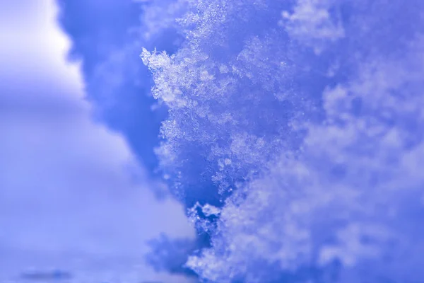 青紫色の背景。抽象的な背景を静かに。雪と氷が吹い.素晴らしい自然。寒い冬. — ストック写真