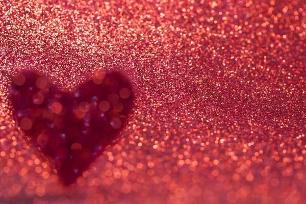Czerwone tło z bokeh i serca. Koncepcja Walentynek. Romantyczny czerwony bokeh abstrakcyjne walentynki tle. Czerwony obraz artystyczny, przestrzeń do kopiowania. — Zdjęcie stockowe