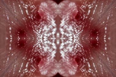 Soyut, dikişsiz, bordo bir arka plan. Ayna görüntüde odaklanmış yağmur damlaları. Kaleydoskop etkisi. Tasarım konsepti, metin, duvar kağıdı, kartpostal, arkaplan.