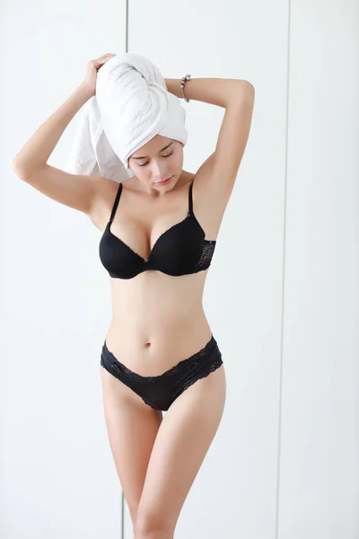 Volledige lengte prachtig schot van mooie aziatische vrouw in witte handdoek en zwarte lingerie — Stockfoto