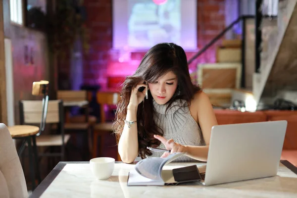 Företag som säljer online, ung asiatisk kvinna i casual klänning arbetar på dator för e-handel, affärskvinna ägare små och medelstoraföretag kontakt med kunder och glada leende ansikte — Stockfoto