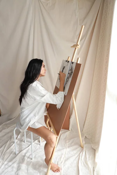 Vue latérale femme artiste en chemise blanche dessin avec crayon (concept de style de vie femme ) — Photo