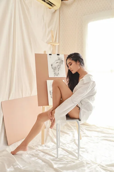 穿着白衬衫的亚洲女艺术家一边用铅笔画画一边休息（女性生活方式的概念）) — 图库照片