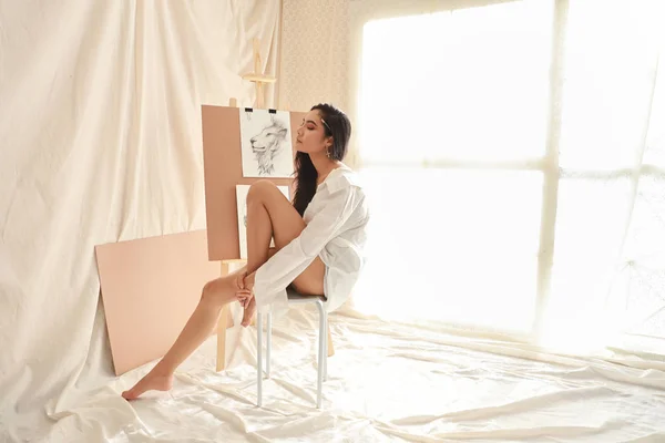 Ασιάτισσα καλλιτέχνιδα με λευκό πουκάμισο κάνει διάλειμμα ενώ ζωγραφίζει με μολύβι (γυναικεία έννοια τρόπου ζωής) — Φωτογραφία Αρχείου