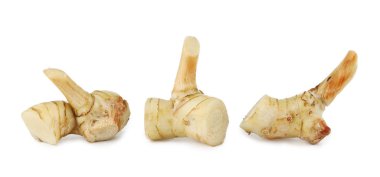 Üç taze ve temiz galangal izole edilmiş ve kırpma yolu ile beyaz arkaplan