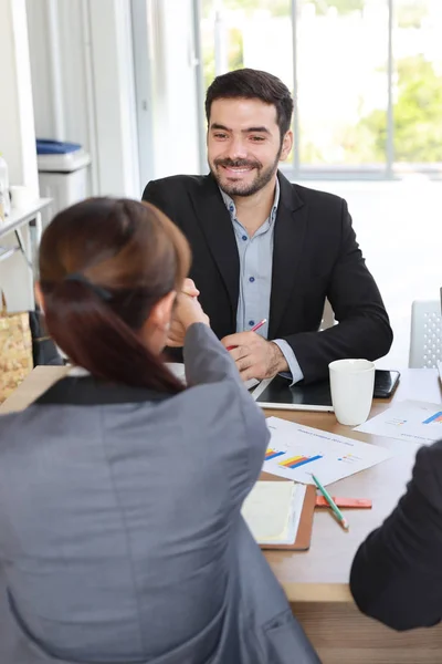 Imagem completa do empresário caucasiano balançando a mão com a empresária asiática na sala de reunião significado de seu trabalho é o sucesso com rostos sorridentes e felizes. (conceito de projeto de negócios bem sucedido) — Fotografia de Stock