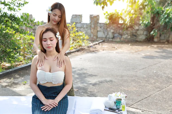 Masaje de senos, 2 hermosa y sexy mujer joven asiática en vestido blanco disfrutando de aceite spa salón de masajes durante el día soleado con cara feliz — Foto de Stock