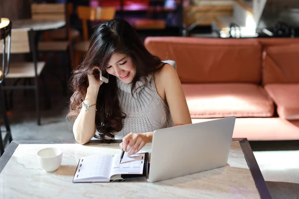 Online satış, e-iş ticaret için bilgisayar da çalışan rahat elbise genç asyalı kadın, iş kadını sahibi Sme müşterilerle küçük işletme temas ve mutlu gülümseyen yüz