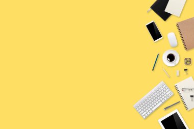 düz ya da üst görünüm çalışma odası sarı masa dizüstü bilgisayarı, kahve fincanı ve akıllı telefonu iş geçmişi için kullanan