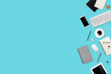 düz ya da üst görünüm çalışma odası yeşil masa dizüstü bilgisayarı, kahve fincanı ve iş geçmişi için akıllı telefonu olan